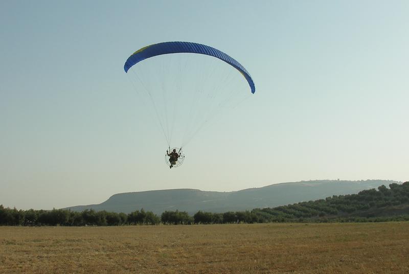 Vuelo en paramotor despegando desde los Llanos Pezcolar de Porcuna